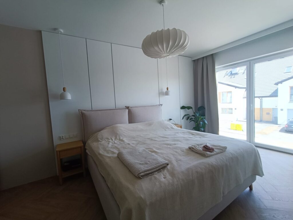 Sypialnia z łóżkiem i zabudową na wymiar